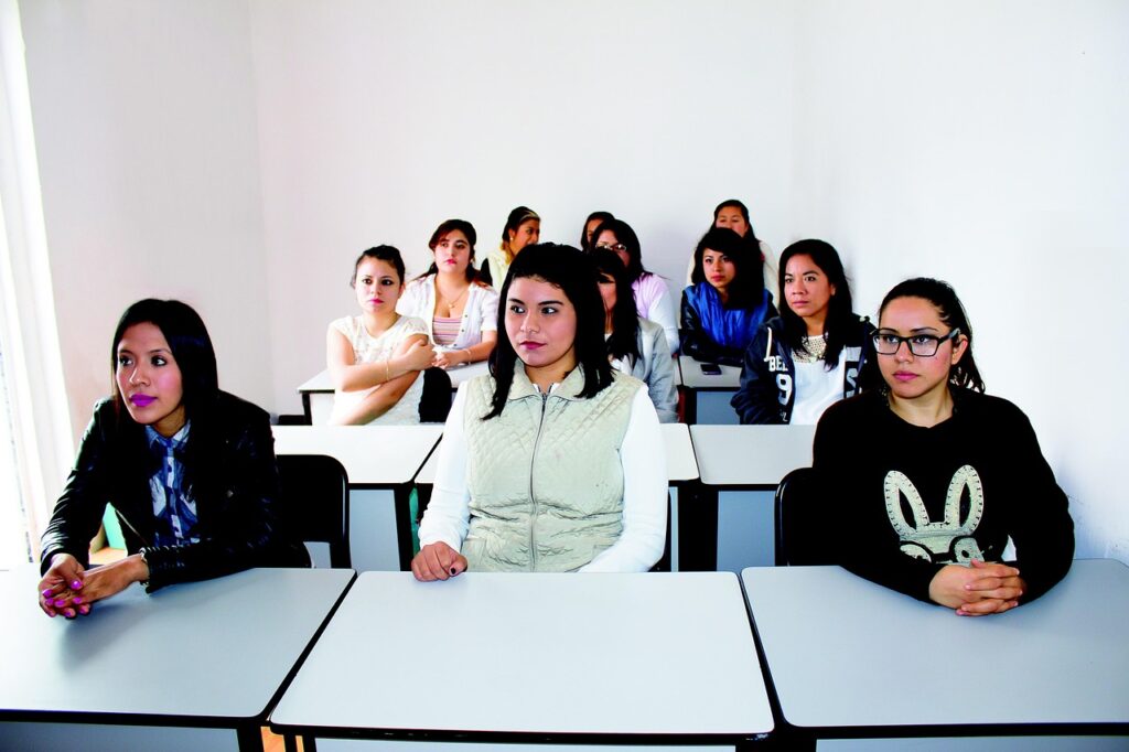 Estudantes na universidade.